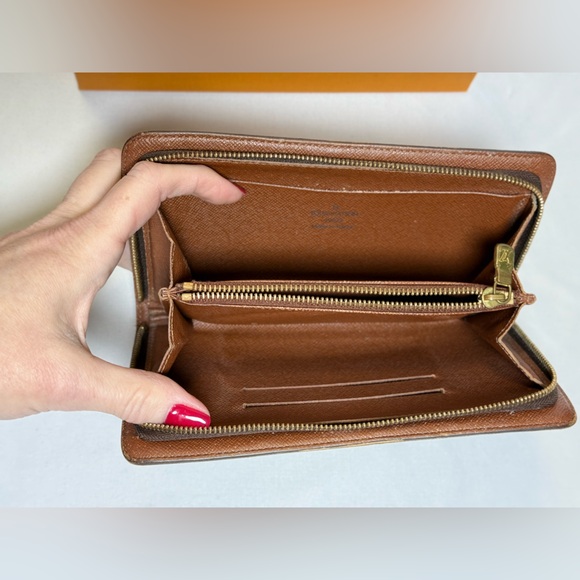 Authentic Louis Vuitton Zippy Wallet – Monogram Canvas - Picture 3 of 7